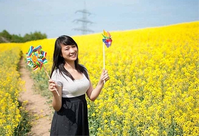 Đỗ Thương Huyền nổi bật giữa đồng cải vàng rực rỡ. >>Những hotgirl xinh đẹp làm điên đảo cư dân mạng >>Vẻ đẹp mặn mà của hotgirl Midu >>Những gương mặt cực hot tại Miss Việt Đức >>Những nữ sinh tỏa sáng tại Hoa hậu Phụ nữ Việt Nam qua ảnh >>So độ siêu kute của những nữ sinh đình đám nhất Thủ đô >>Phát sốt vì 4 nữ giáo viên xinh đẹp >>Hoa khôi ĐH Thương Mại 2012 duyên dáng áo dài >>Những hotgirl xinh đẹp làm điên đảo cư dân mạng Những nữ sinh đẹp mê hồn giữa đầm sen
