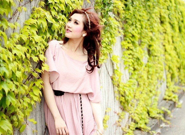 Nguyễn Thị Thùy Dung, một trong những nữ sinh nổi bật tại cuộc thi hiện đang sinh sống tại thành phố Koblenz. >>Những hotgirl xinh đẹp làm điên đảo cư dân mạng >>Vẻ đẹp mặn mà của hotgirl Midu >>Những gương mặt cực hot tại Miss Việt Đức >>Những nữ sinh tỏa sáng tại Hoa hậu Phụ nữ Việt Nam qua ảnh >>So độ siêu kute của những nữ sinh đình đám nhất Thủ đô >>Phát sốt vì 4 nữ giáo viên xinh đẹp >>Hoa khôi ĐH Thương Mại 2012 duyên dáng áo dài >>Những hotgirl xinh đẹp làm điên đảo cư dân mạng Những nữ sinh đẹp mê hồn giữa đầm sen
