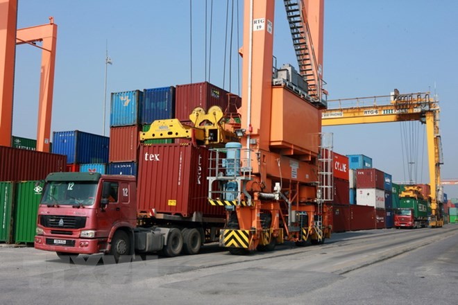 Nghị định quy định hàng hóa kinh doanh tạm nhập, tái xuất được lưu lại tại Việt Nam không quá 60 ngày, kể từ ngày hoàn thành thủ tục hải quan tạm nhập. ảnh: TTXVN.
