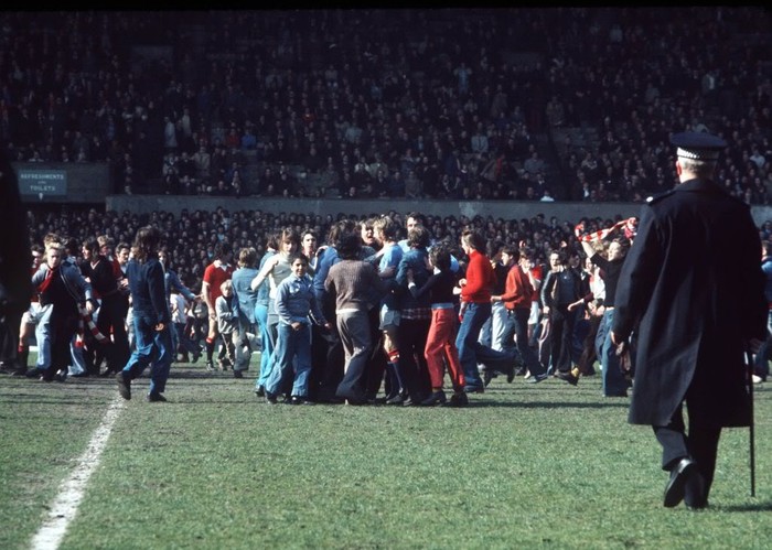Trận derby thành Manchester kết thúc, các CĐV Man City trào xuống sân mừng sự kiện Man Utd rớt hạng. Xem phần 2