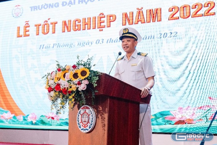 PGS.TS Phạm Xuân Dương - Hiệu trưởng Trường Đại học Hàng hải Việt Nam chúc mừng các tân cử nhân, kỹ sư (Ảnh: Lã Tiến)