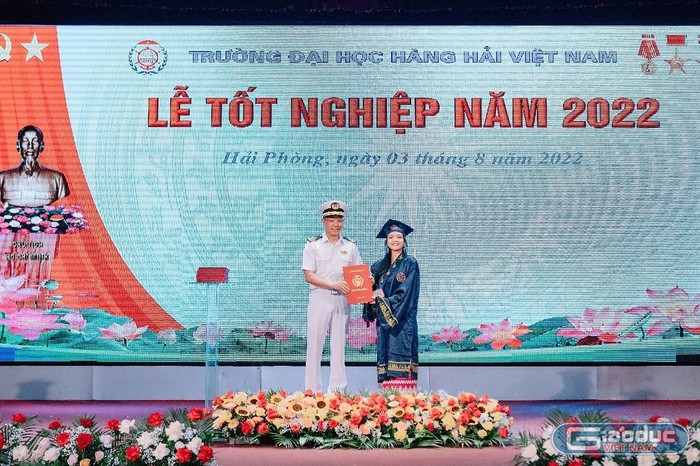 Sinh viên Myanmar Htet Wutyi Win nhận bằng tốt nghiệp (bạn Htet cũng là sinh viên nước ngoài đầu tiên tốt nghiệp thủ khoa) (Ảnh: Lã Tiến)