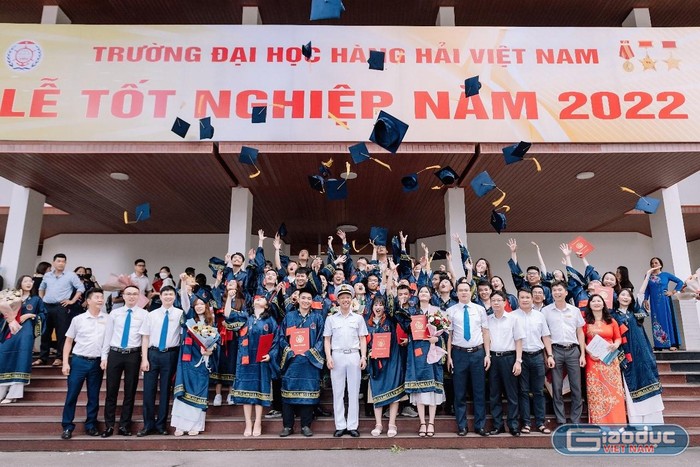 Tân cử nhân, kỹ sư chụp ảnh kỷ niệm cùng các thầy cô (Ảnh: Lã Tiến)