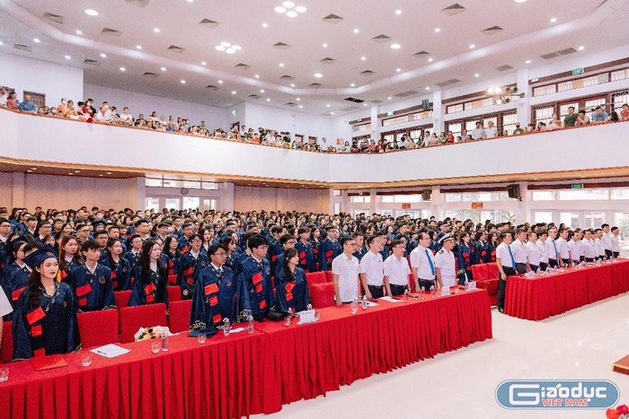 Toàn cảnh buổi Lễ trao bằng tốt nghiệp (Ảnh: Lã Tiến)