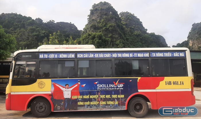 Tuyến xe bus số 08 cùng với thông điệp về giáo dục nghề nghiệp (Ảnh: CTV)