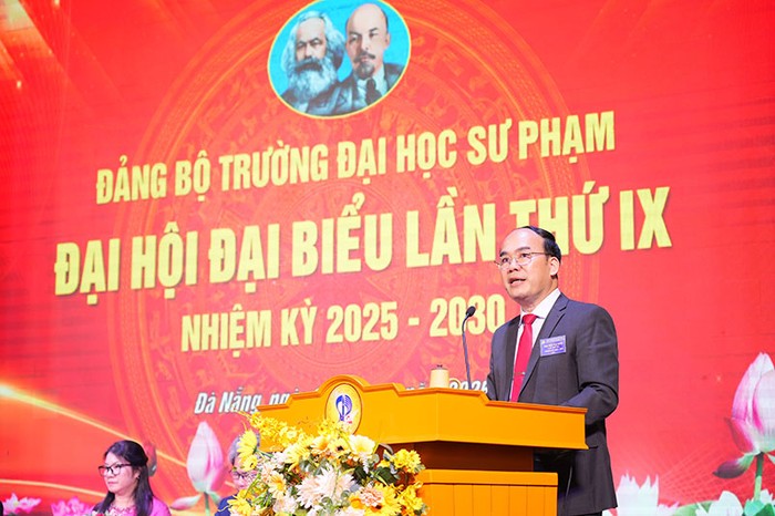 Đồng chí Phan Minh Đức, Bí thư Đảng ủy ĐHĐN phát biểu chúc mừng và chỉ đạo tại Đại hội. Đồng chí Phan Minh Đức, Bí thư Đảng ủy ĐHĐN phát biểu chúc mừng và chỉ đạo tại Đại hội.