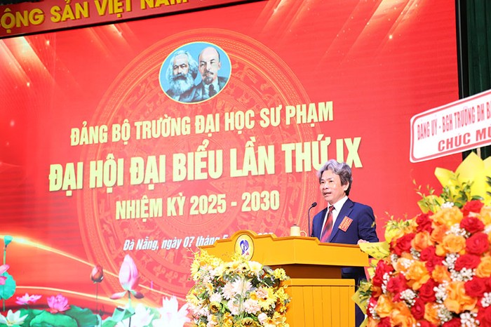 Đồng chí Võ Văn Minh thay mặt Ban chấp hành Đảng bộ lần thứ VIII, nhiệm kỳ 2020-2025 trình bày báo cáo chính trị trình Đại hội. Đồng chí Võ Văn Minh thay mặt Ban chấp hành Đảng bộ lần thứ VIII, nhiệm kỳ 2020-2025 trình bày báo cáo chính trị trình Đại hội.
