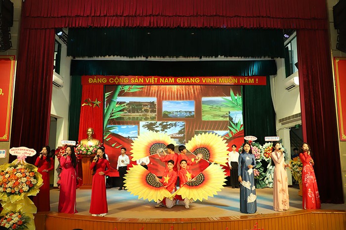 Chương trình văn nghệ chào mừng Đại hội của Đoàn Thanh niên Nhà trường. Chương trình văn nghệ chào mừng Đại hội của Đoàn Thanh niên Nhà trường.