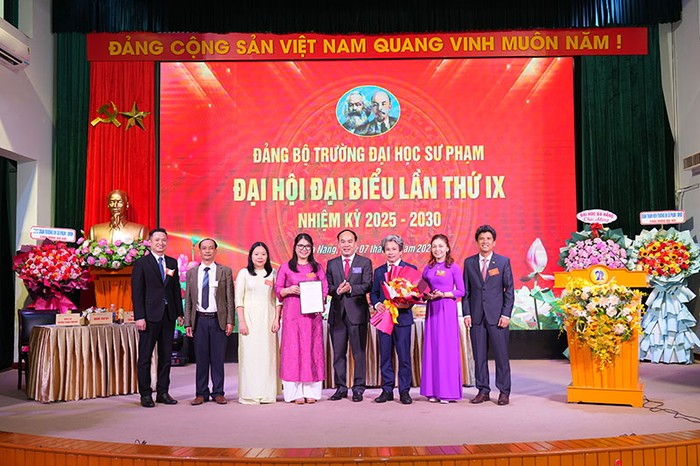 Ban chấp hành Đảng bộ nhiệm kỳ 2025- 2030 nhận quyết định và ra mắt Đại hội. Ban chấp hành Đảng bộ nhiệm kỳ 2025- 2030 nhận quyết định và ra mắt Đại hội.