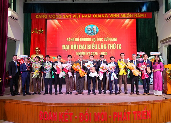 Tặng quà tri ân các đồng chí uỷ viên Ban chấp hành Đảng bộ Trường Đại học Sư phạm khoá VIII. Tặng quà tri ân các đồng chí uỷ viên Ban chấp hành Đảng bộ Trường Đại học Sư phạm khoá VIII.
