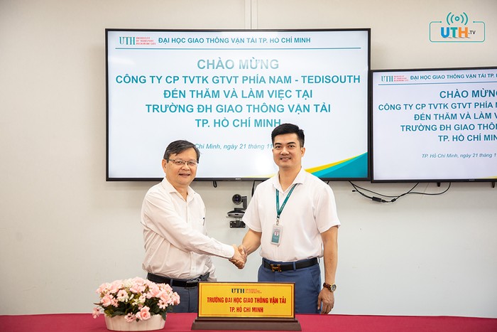 Phó Giáo sư, Tiến sĩ Nguyễn Anh Tuấn (bên phải) - Phó Hiệu trưởng Trường Đại học Giao thông vận tải Thành phố Hồ Chí Minh. (Ảnh: website nhà trường) Tedi.jpg