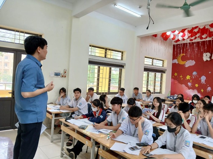 Một tiết học tại Trường Trung học cơ sở Yên Lạc. (Ảnh website nhà trường) 438099962_460220343200725_5916994641838861557_n.jpg