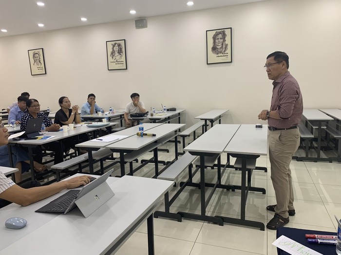 Thầy Huyên tập huấn với giáo viên về nội dung sách và cách sử dụng sách sao cho hiệu quả nhất. Ảnh: NVCC Thầy Huyên tập huấn với giáo viên về nội dung sách và cách sử dụng sách sao cho hiệu quả nhất. Ảnh: NVCC