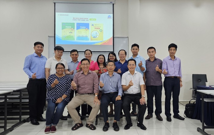 Thầy Huyên cùng đội ngũ giáo viên tập huấn về sách giáo khoa mới. Ảnh: NVCC IMG_9250.jpeg