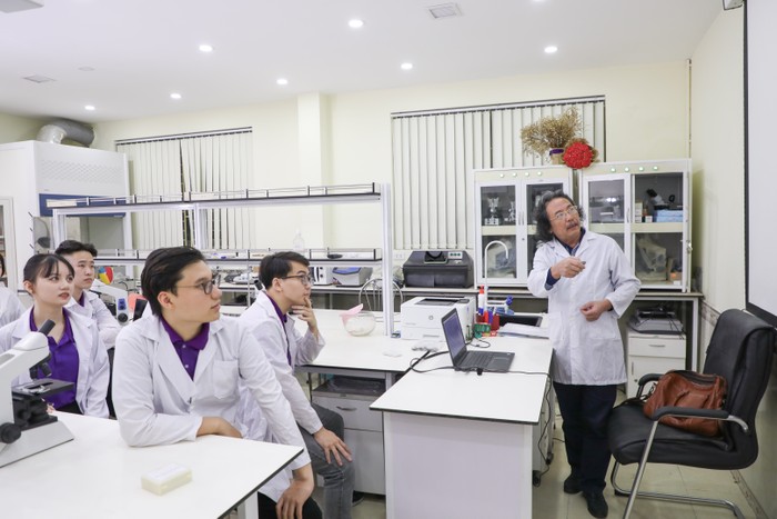 Giáo sư, Tiến sĩ Mai Văn Hưng hướng dẫn sinh viên nghiên cứu khoa học. Ảnh: website Trường Đại học Giáo dục, Đại học Quốc gia Hà Nội. BA6A2491.jpg