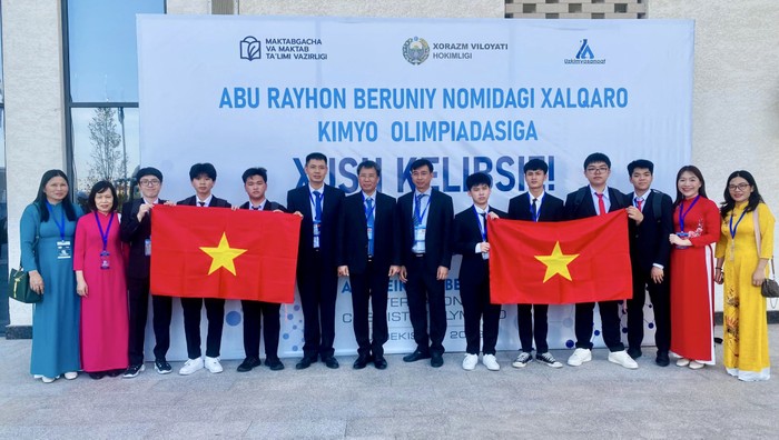 8/8 học sinh Việt Nam tham dự Kỳ thi Olympic Hóa học Quốc tế Abu Reikhan Beruniy lần thứ nhất. (Ảnh: Trung tâm truyền thông giáo dục Bộ Giáo dục và Đào tạo).