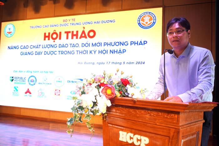 Dược sĩ Trần Ngọc Nghĩa, đại diện Trường Cao đẳng Y tế Kiên Giang đã trình bày tham luận tại hội thảo. CĐYKG1.JPG