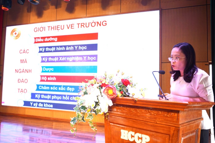 Thạc sỹ Nghiêm Thị Minh – Trưởng khoa Dược (Trường Cao đẳng Y tế Hà Nội) trình bày tham luận tại hội thảo. CĐYTHN1.JPG