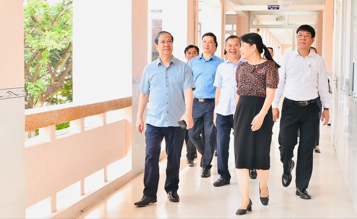 Bộ trưởng Nguyễn Kim Sơn và đoàn công tác của Bộ Giáo dục và Đào tạo kiểm tra công tác chuẩn bị cho Kỳ thi tốt nghiệp trung học phổ thông năm 2024 tại Trường Trung học phổ thông Vị Thanh (tỉnh Hậu Giang). Bộ trưởng kiểm tra tại Điểm thi Trường THPT Vị Thanh 2.jpg