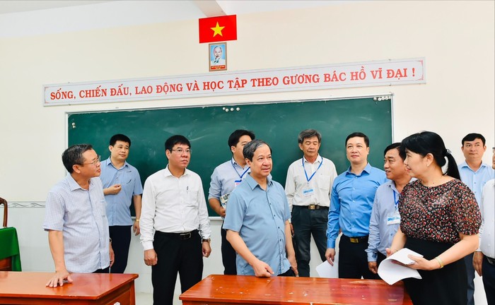 Bộ trưởng Bộ Giáo dục và Đào tạo Nguyễn Kim Sơn và đoàn công tác kiểm tra công tác chuẩn bị cho Kỳ thi tốt nghiệp trung học phổ thông năm 2024 tại Trường Trung học phổ thông Vị Thanh (tỉnh Hậu Giang). Bộ trưởng kiểm tra tại Điểm thi Trường THPT Vị Thanh 3.jpg