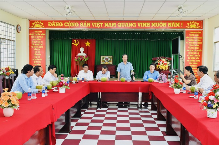 Bộ trưởng Bộ Giáo dục và Đào tạo Nguyễn Kim Sơn và đoàn công tác kiểm tra công tác chuẩn bị cho Kỳ thi tốt nghiệp trung học phổ thông năm 2024 làm việc với Trường Trung học phổ thông Tầm Vu (Hậu Giang). Bộ trưởng làm việc tại Điểm thi Trường THPT Tầm Vu.jpg