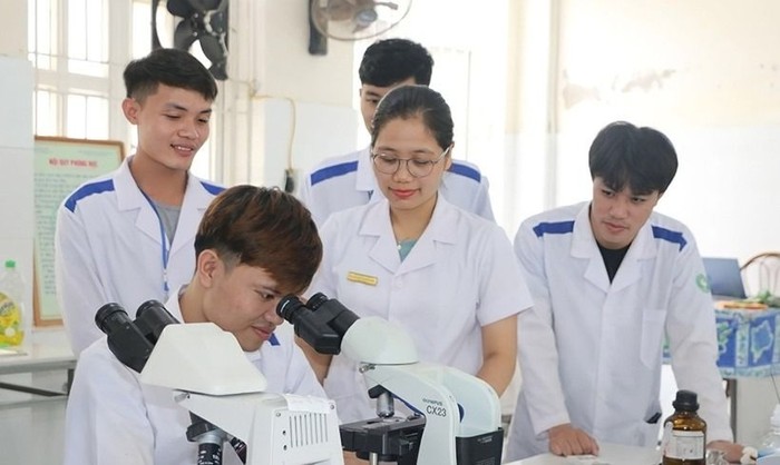 Sinh viên Trường Cao đẳng Y tế Hà Tĩnh (Ảnh: Báo Hà Tĩnh). 161d3215854t60612l0.jpg
