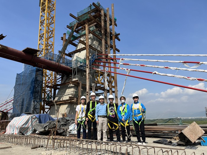 Sinh viên và giảng viên ngành Kỹ thuật xây dựng công trình giao thông, Trường Đại học Giao thông vận tải trong một buổi học thực tế. Ảnh: NTCC. CTGT3.jpg
