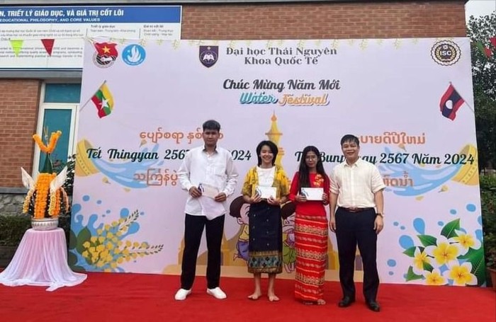 Sinh viên Khoa Quốc tế - Đại học Thái Nguyên được hưởng nhiều chế độ học bổng và các chế độ hỗ trợ khác. z5666945004504_e5faec6188841328287451ac3e8dbf07.jpg