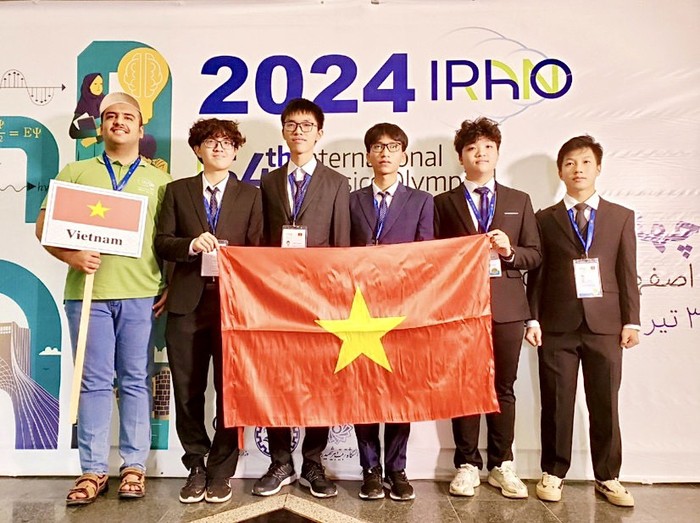 Đội tuyển Việt Nam tại IPhO 2024 (từ trái sang phải): Nguyễn Nhật Minh, Thân Thế Công, Trương Phi Hùng , Nguyễn Thành Duy, Hà Duyên Phúc. Đội tuyển Vật lý quốc tế 2024.jpg