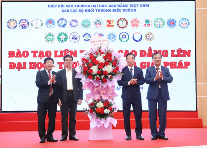 Đại diện Hiệp hội Các trường đại học, cao đẳng Việt Nam, Hội Điều dưỡng Việt Nam tặng hoa chúc mừng lãnh đạo Trường Cao đẳng Y tế Phú Thọ - nơi đăng cai tổ chức tọa đàm. z6103711365820_b42878af15bf1a4b7fb4f205ac65f43c.jpg