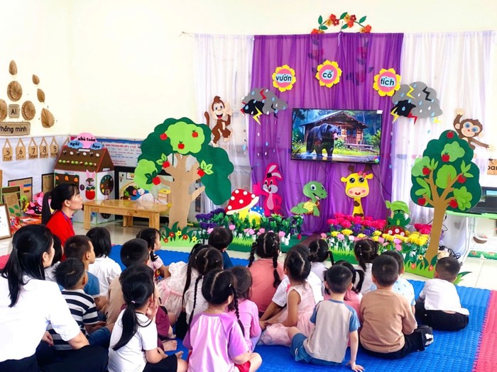 Học sinh Trường Mầm non Việt Tiến, Thị xã Việt Yên, tỉnh Bắc Giang trong giờ học. Ảnh: vietyen.bacgiang.gov.vn. 1732019243586_Tiết dạy bé làm quen văn học của cô giáo Nguyễn Thị Hồng lớp 4-5 tuổi B1.jpg