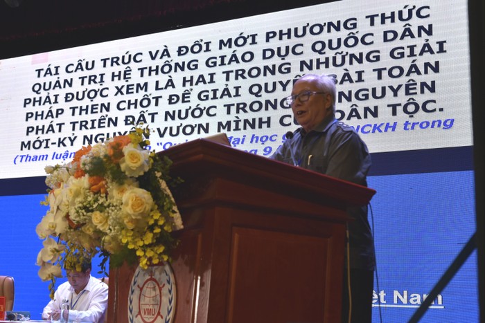 Tiến sĩ Lê Viết Khuyến – nguyên Phó Vụ trưởng Vụ Giáo dục Đại học, hiện là Phó Chủ tịch Hiệp hội Các trường đại học, cao đẳng Việt Nam trình bày báo cáo tại Hội thảo. _DSC0030.JPG