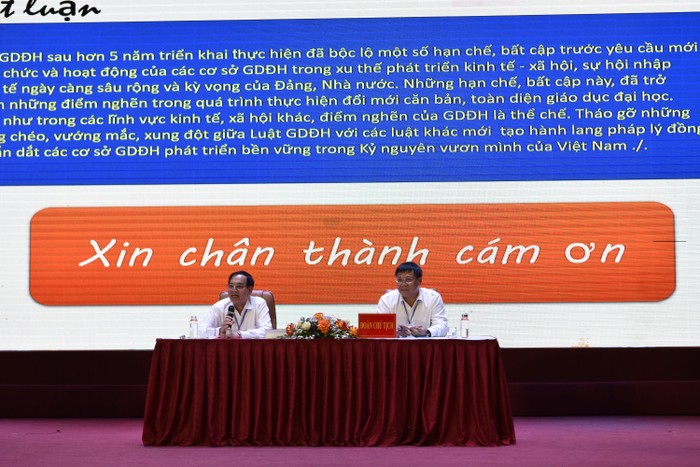 Tiến sĩ Nguyễn Văn Ngữ - Chủ tịch Hội đồng trường, Trường Đại học Hòa Bình (bên trái) và Phó Giáo sư, Tiến sĩ Nguyễn Quang Ngạn – Chủ tịch Hội đồng trường, Trường Đại học Quy Nhơn (bên phải) làm chủ tọa ở phiên thứ 2. Ảnh: Trà My _DSC0039.JPG