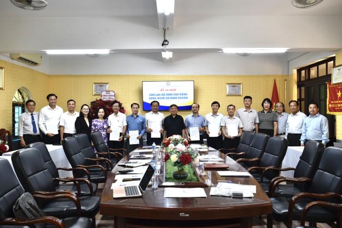 Phó Giáo sư, Tiến sĩ Trần Xuân Nhĩ - Phó Chủ tịch Thường trực Hiệp hội Các trường đại học, cao đẳng Việt Nam trao quyết định Hội viên Hiệp hội Các trường đại học, cao đẳng Việt Nam cho 09 trường cao đẳng. Ảnh: Thúy Hiền. _DSC0471.JPG