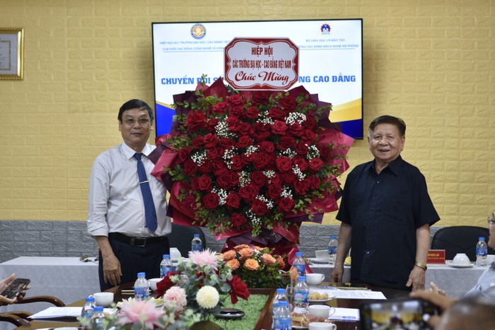 Phó Giáo sư, Tiến sĩ Trần Xuân Nhĩ – Phó Chủ tịch thường trực Hiệp hội Các trường đại học, cao đẳng Việt Nam tặng hoa chúc mừng Trường Cao đẳng Bách nghệ Hải Phòng - đơn vị đăng cai tổ chức chương trình. Ảnh: Thúy Hiền. _DSC0523.JPG