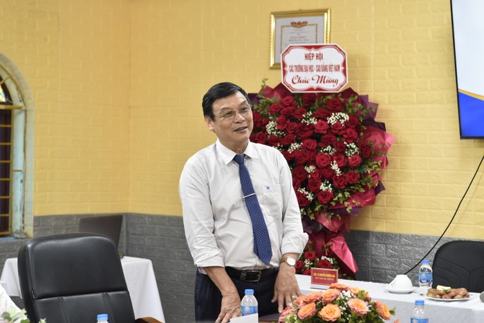Phó Giáo sư, Tiến sĩ Vũ Đức Lập – Chủ tịch Hội đồng quản trị, Hiệu trưởng Trường Cao Bách nghệ Hải Phòng trao đổi ý kiến tại buổi lễ. Ảnh: Thúy Hiền. _DSC0540.JPG