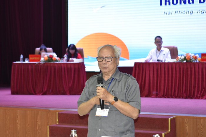 Tiến sĩ Lê Viết Khuyến - Phó chủ tịch Hiệp hội Các trường đại học, cao đẳng Việt Nam chia sẻ ý kiến tại phiên thảo luận thứ 4 của Hội thảo. Ảnh: Thúy Hiền. _DSC0703.JPG