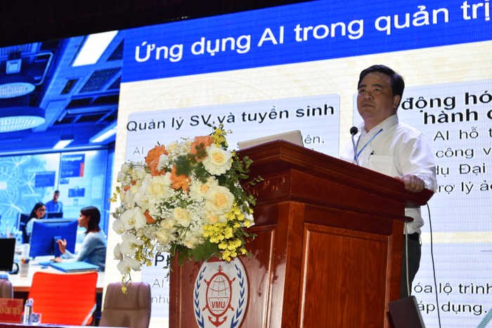 Thạc sỹ Lê Vũ – Giám đốc Trung tâm Học liệu và truyền thông, Trường Đại học Sư phạm Kỹ thuật, Đại học Đà Nẵng đã trình bày tham luận tại Hội thảo. Ảnh: Thúy Hiền. _DSC0692.JPG
