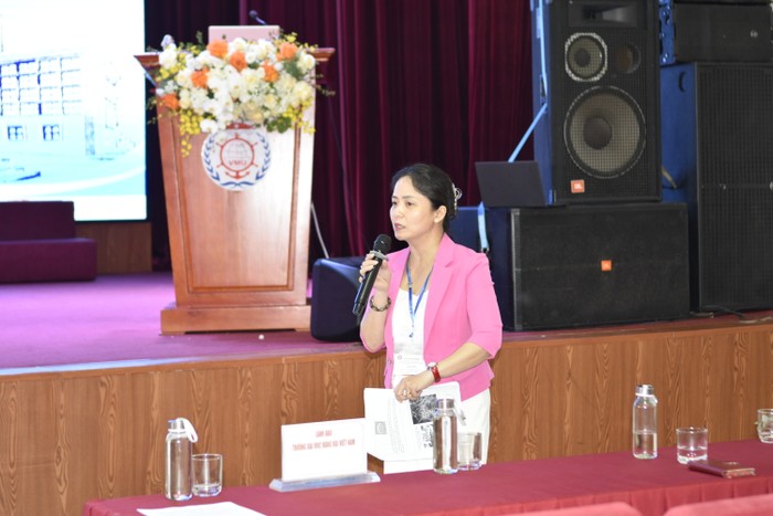 Tiến sĩ Nguyễn Minh Huyền Trang, công tác tại Đại học Quốc gia Thành phố Hồ Chí Minh đã trình bày tham luận về quốc tế hóa quản trị đại học gắn với nghiên cứu khoa học trong bối cảnh mới. Ảnh: Thúy Hiền _DSC0696.JPG