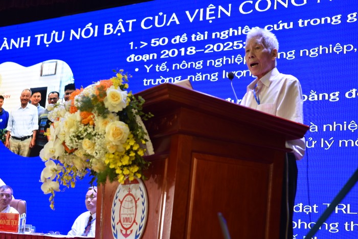 Tiến sĩ Nguyễn Nghĩa – Thư ký Hội đồng khoa học, Viện công nghệ VinIT trình bày tại Hội thảo. Ảnh: Thúy Hiền. TS NN2.JPG