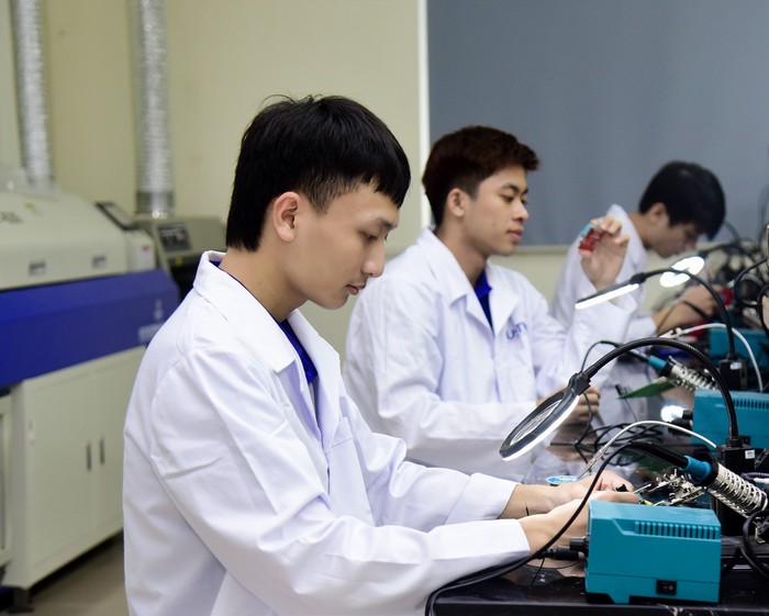 Sinh viên Trường Đại học Khoa học và Công nghệ Hà Nội thực hành tại phòng thí nghiệm của trường. (Ảnh: NTCC) USTH5.jpg