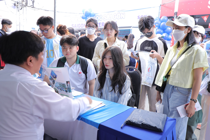 Cán bộ tuyển sinh Trường Đại học Công nghiệp Thành phố Hồ Chí Minh tư vấn cho các học sinh trong ngày hội tư vấn tuyển sinh năm 2024. (Ảnh: Website nhà trường) tư vấn tuyển sinh - cnghiep hcm.png