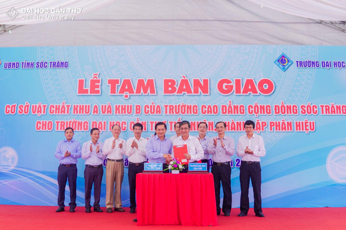 Đại diện hai đơn vị ký biên bản tạm bàn giao cơ sở vật chất giữa tỉnh Sóc Trăng và Trường Đại học Cần Thơ. (Ảnh: Website nhà trường) ctu 2.png