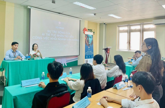 Sinh viên ngành Quản trị văn phòng, Trường Đại học Đông Á tham dự hội nghị chuyên đề. Ảnh: NTCC. hoi nghi.jpg
