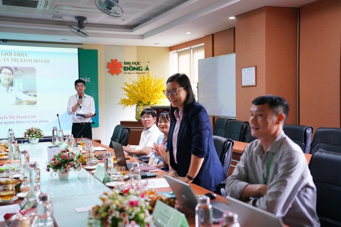Thạc sĩ Nguyễn Thị Thanh Linh (ở giữa, đeo kính), phụ trách ngành Quản trị văn phòng, Trường Đại học Đông Á. Ảnh: NVCC. ths linh.jpg