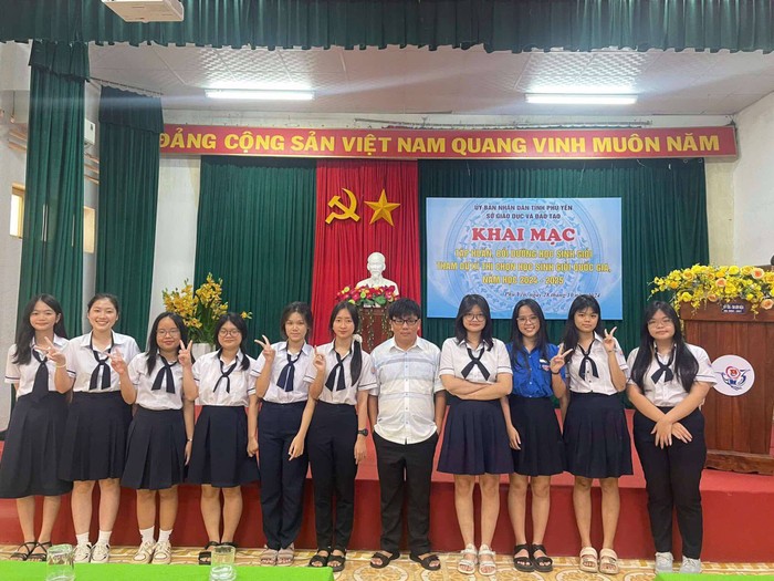 Thầy Hồ Tấn Nguyên Minh (ở giữa) - Tổ trưởng chuyên môn tổ Văn, Trường Trung học phổ thông Chuyên Lê Văn Chánh (Phú Yên). Ảnh: NVCC. 48286c07-42f0-40cb-a710-6147d732b28d.jpg