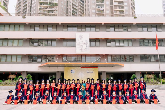 Thạc sĩ Phùng Thanh Quỳnh (áo dài xanh) - Giáo viên môn Ngữ văn, Trường Trung học cơ sở Trần Duy Hưng, Hà Nội. Ảnh: NVCC. ab2ff395-1469-4f52-b1fd-3b4cb8fcdadf.jpg