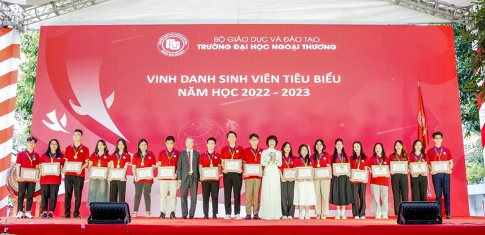 Thu Thủy trong Lễ vinh danh sinh viên tiêu biểu năm học 2022-2023 của Trường Đại học Ngoại thương. Ảnh: NVCC.