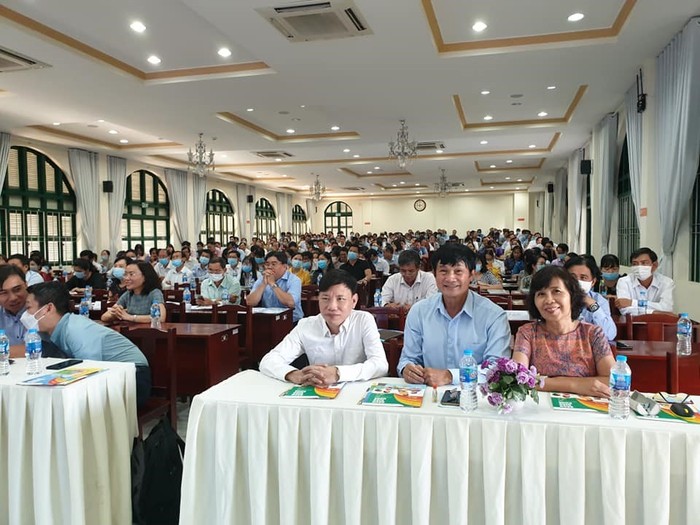 Thầy Giác (áo trắng) trong một buổi tập huấn sử dụng sách giáo khoa tại Tiền Giang. Ảnh: NVCC. anh-3.jpg