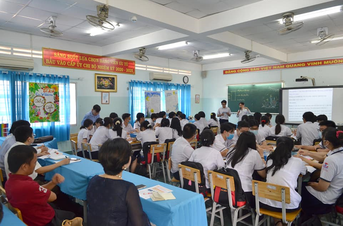 Một số tác giả tham gia dự giờ dạy thực nghiệm sách giáo khoa Khoa học tự nhiên (lớp 6, 7, 8, 9) bộ sách Chân trời sáng tạo, Nhà xuất bản Giáo dục Việt Nam. Ảnh: NVCC. anh-5.png